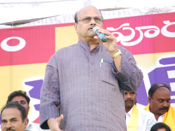 రాష్ట్ర ప్రయోజనాలు తాకట్టు పెట్టి...