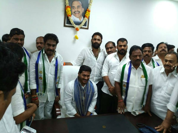 హోదా ఇచ్చే వారికే మద్దతు
