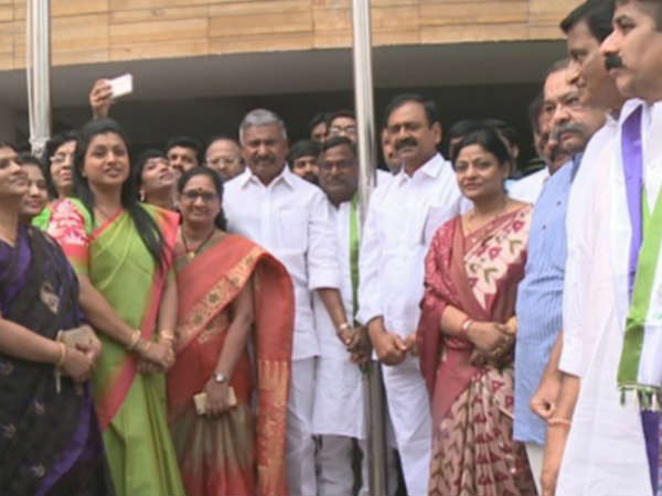 పాదాభివందనం.. చిరంజీవి లాంటి వాళ్లే..