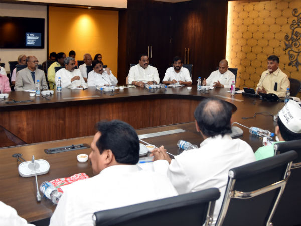 జగన్, పవన్ కళ్యాణ్లకు చురకలు జగన్, పవన్ కళ్యాణ్లకు చురకలు