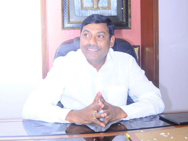 దగ్గరలోనే మరో వాహనం, భూమా స్టిక్కర్