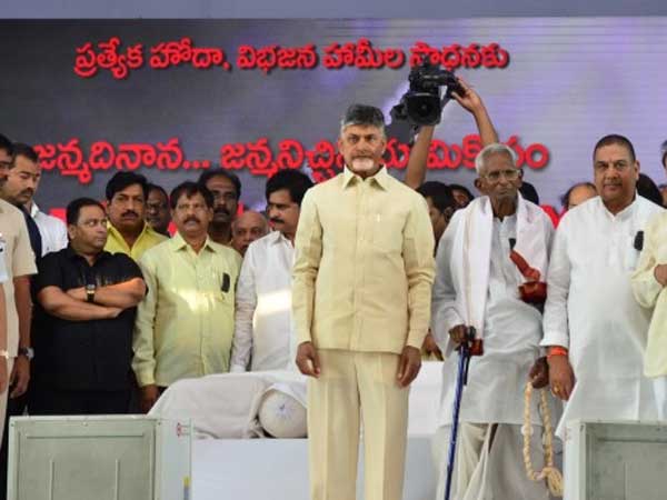 ఎన్టీఆర్ డూప్లతో డైలాగ్లా.. బాబు నవ్వులు ఎన్టీఆర్ డూప్లతో డైలాగ్లా.. బాబు నవ్వులు