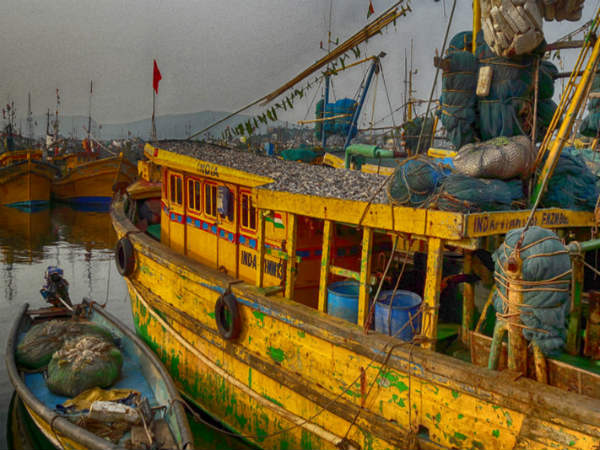 చేపల వేట నిషేధంతో...రంగు పడింది చేపల వేట నిషేధంతో...రంగు పడింది