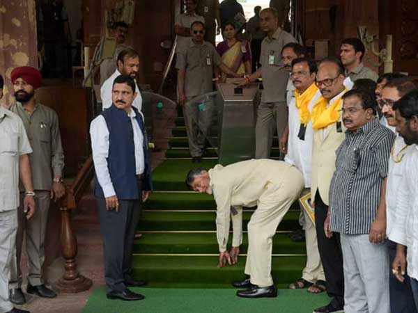 ఫోటో షూట్ కోసమే పార్లమెంటుకు మొక్కారు ఫోటో షూట్ కోసమే పార్లమెంటుకు మొక్కారు