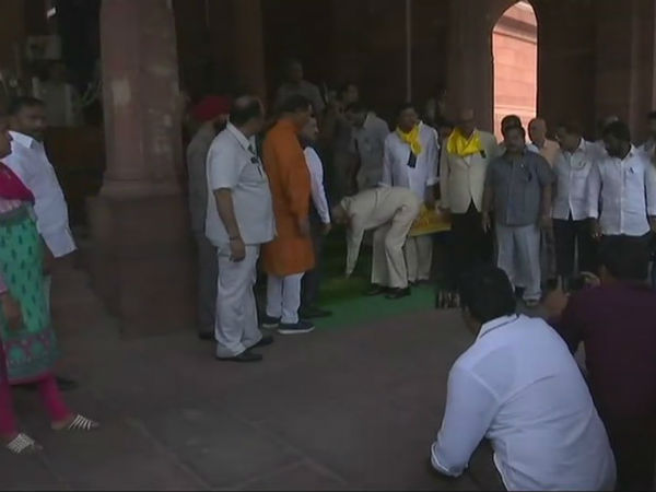 Chandrababu Naidu reachs New Delhi, to meet opposition leaders Chandrababu Naidu reachs New Delhi, to meet opposition leaders