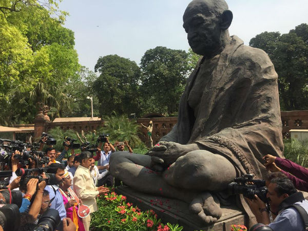 మోడీ దేశంలోనే పిరికిపంద