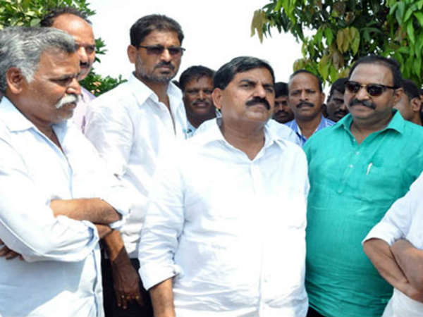 వేచి చూసి...విసిగి పోయి...దీక్ష