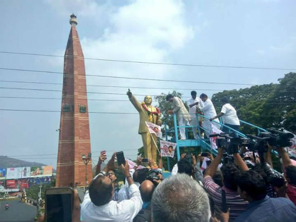  3.5 కిలోమీటర్ల మేర పాదయాత్ర