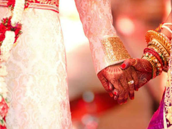 భార్యల ధర్నా: