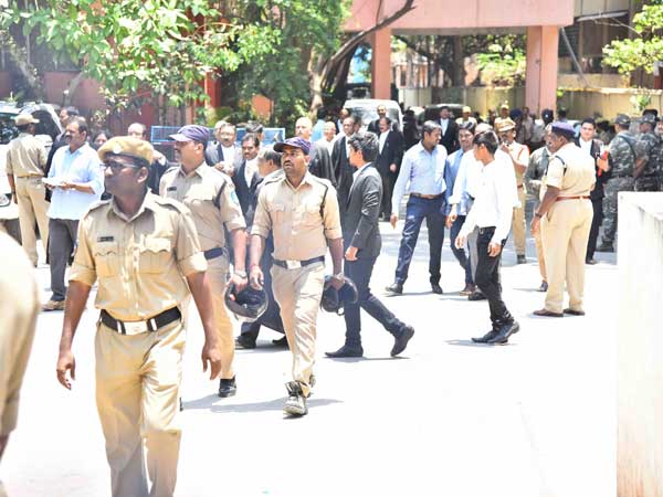 స్వామి అసిమానందను ఉద్దేశ్యపూర్వకంగా ఇరికించారు స్వామి అసిమానందను ఉద్దేశ్యపూర్వకంగా ఇరికించారు