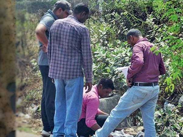 ఎవరీ తల్లికూతుళ్లు?: