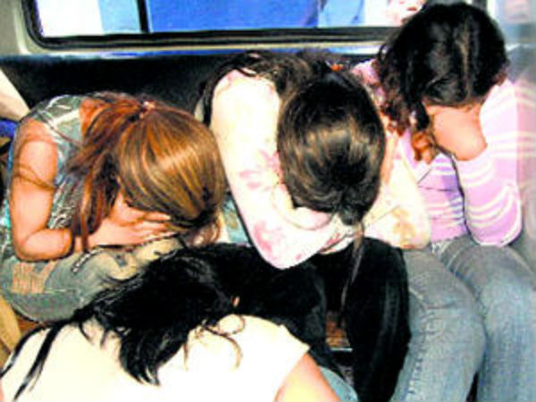 అమాయక యువతులకు వల..: అమాయక యువతులకు వల..: