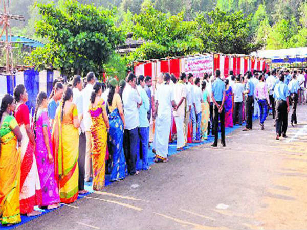 అదేమని అడిగితే...దూషణల పర్వం