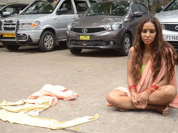  ఆడపిల్ల బట్టలు విప్పుకుంటే..