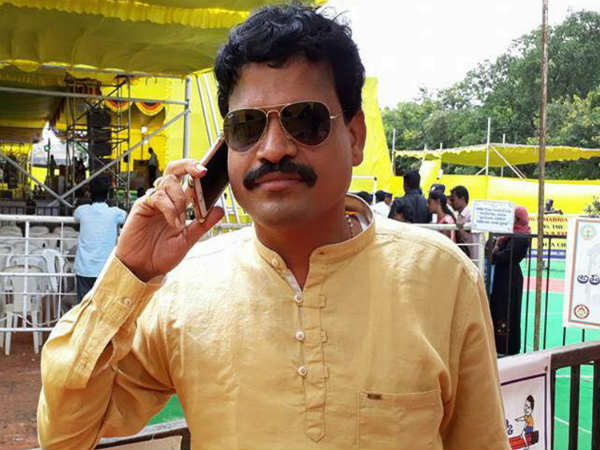 డాక్టర్ బండారం బట్టబయలు...పరారు డాక్టర్ బండారం బట్టబయలు...పరారు