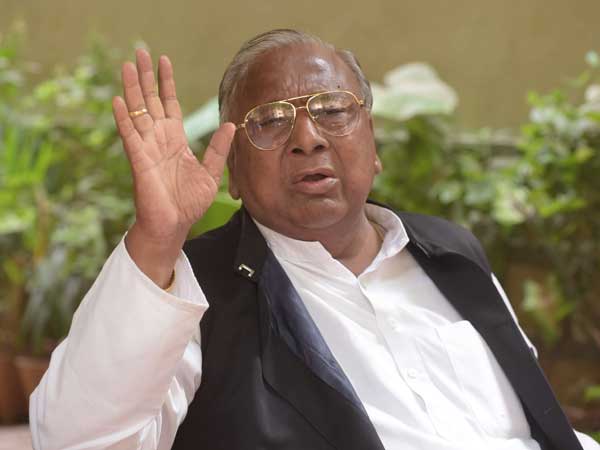 వెంకయ్య రాజీనామా చేయాలి