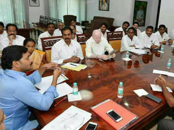 వైసీపీ వాళ్లను తిట్టి బాబు రాజకీయం