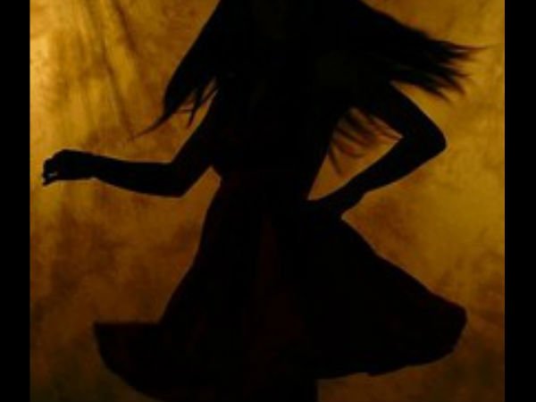 పాటలు పాడుతుండగా షాక్..: పాటలు పాడుతుండగా షాక్..: