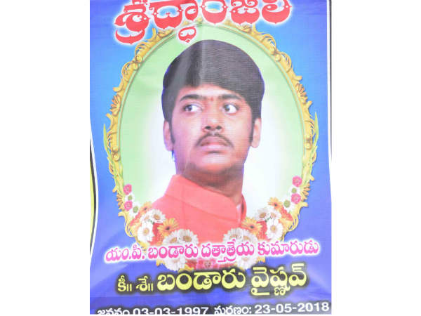 తండ్రి, లక్ష్మణ్ గెలుపు కోసం ప్రచారం చేసిన వైష్ణవ్