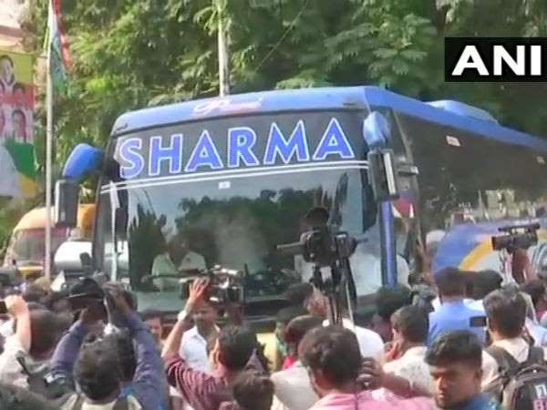  గోడదూకెయ్.. కారుంది..