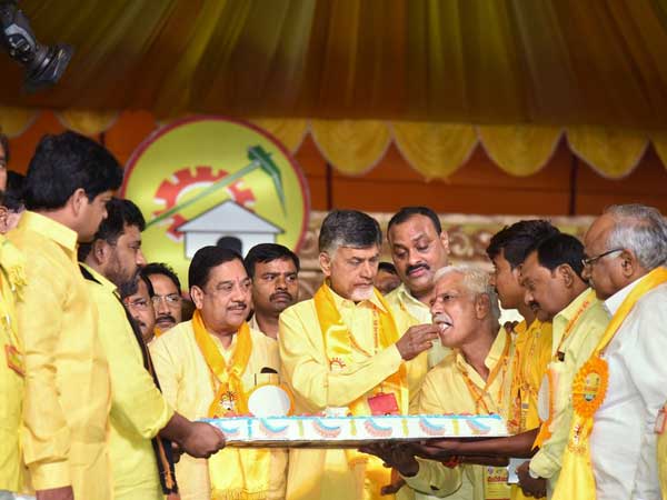 చంద్రబాబు వ్యాఖ్యలపై...భిన్నాభిప్రాయాలు