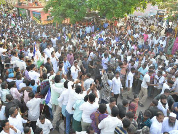 ఇన్ని కేసులా?...కాపాడతారనే కదా?