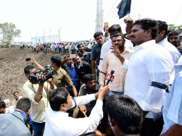 నిమ్మగడ్డలోకి జగన్ అడుగు పెట్టారు ఇలా! నిమ్మగడ్డలోకి జగన్ అడుగు పెట్టారు ఇలా!