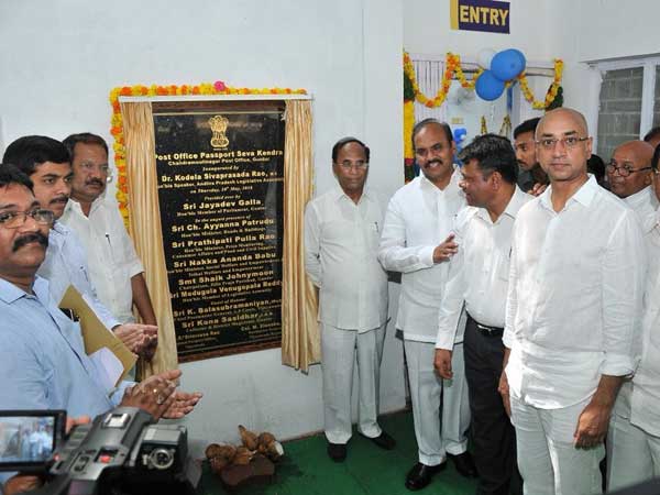 మోడీ, అమిత్ షాలు అడ్డుకుంటున్నారు మోడీ, అమిత్ షాలు అడ్డుకుంటున్నారు