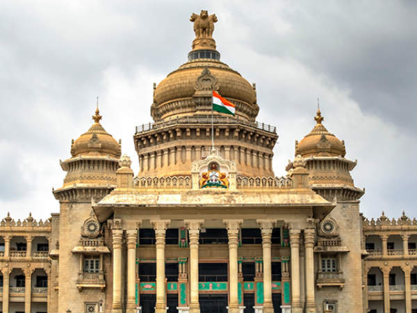 ఎమ్మెల్యేలు అనర్హులు