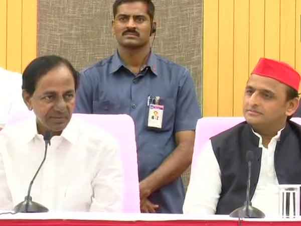 అఖిలేష్, నేను రోజు ఫోన్లో మాట్లాడుకున్నాం అఖిలేష్, నేను రోజు ఫోన్లో మాట్లాడుకున్నాం
