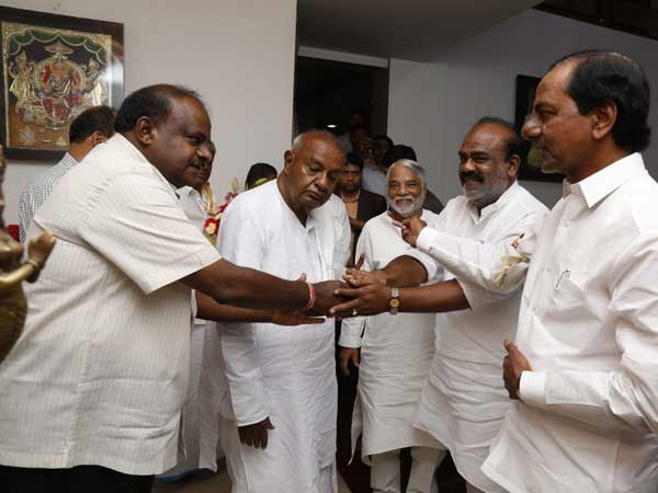 సీఎం కేసీఆర్ వెంట..