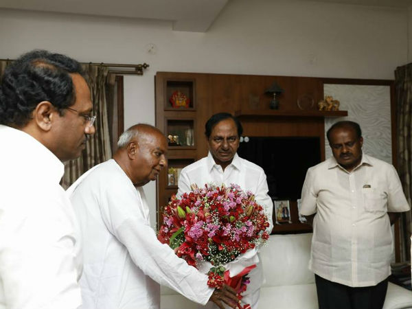 ఆ రాష్ట్రాల్లో అలా, తెలంగాణలో ఇలా ఆ రాష్ట్రాల్లో అలా, తెలంగాణలో ఇలా