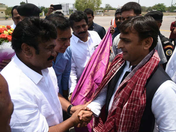 Former UP CM Akhilesh reaches Hyderabad