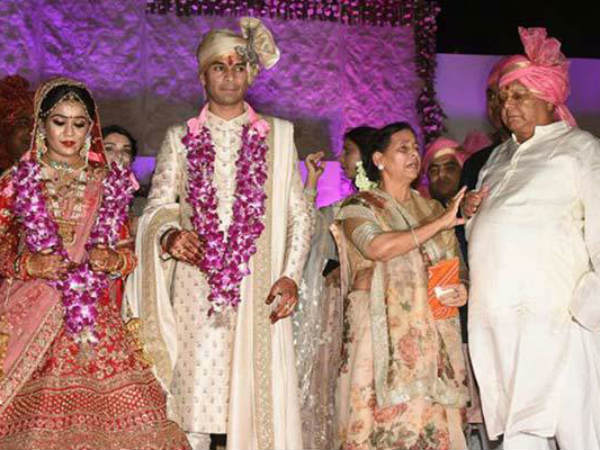 చార్టర్డ్ ఫ్లైట్‌లో వచ్చారు