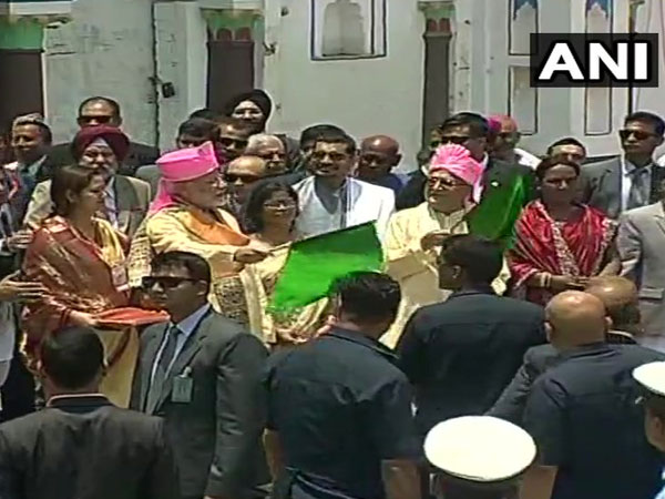 గుజరాత్, వారణాసిలోను మోడీ ఇలాగే