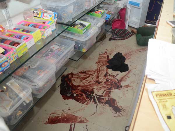 చనిపోయే వరకు ఆమెపై కూర్చున్నాడు చనిపోయే వరకు ఆమెపై కూర్చున్నాడు