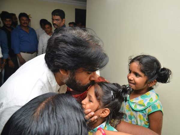 పవన్ తో చిన్నారి ముచ్చట్లు