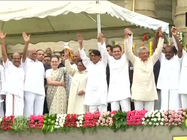  రాహుల్ గాంధీతో చేతులు కలిపిన ప్రాంతీయ పార్టీల నేతలు