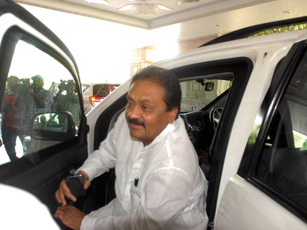 karnataka mlas bus tour came to hyderabad and went to taj krishna