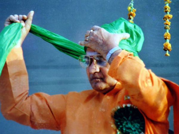 నెటిజన్ల మెచ్చుకోలు, విమర్శలు