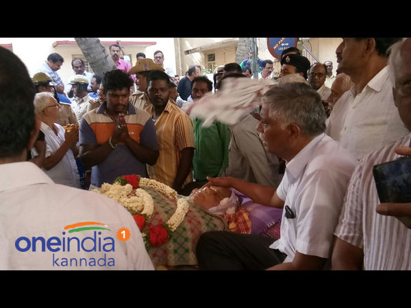 కేంద్ర మంత్రుల కన్నీరు