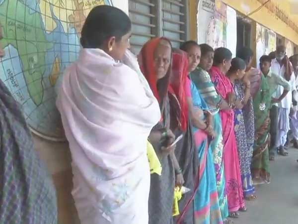 ఓటరు ఐడీతో మహిళ