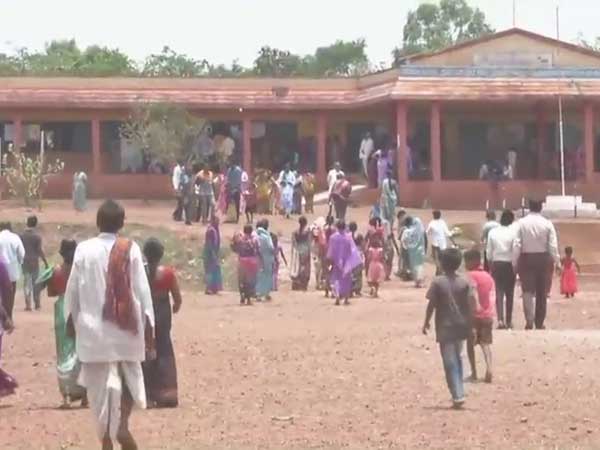 బ్యాగ్ లో కిరోసిన్ డబ్బా