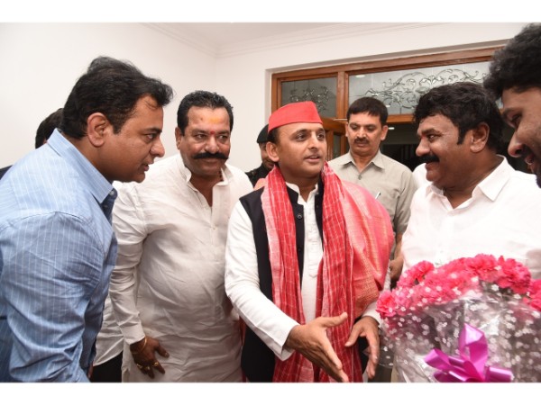 Akhilesh Yadav met Telangana Chief Minister and TRS chief KC Rao