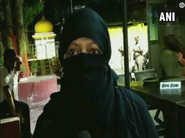 మరో యువతితో ఫోన్లో..