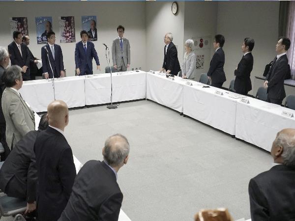 Netanyahu Puts Wrong Foot Forward By Serving Japans Abe Dessert In A Shoe