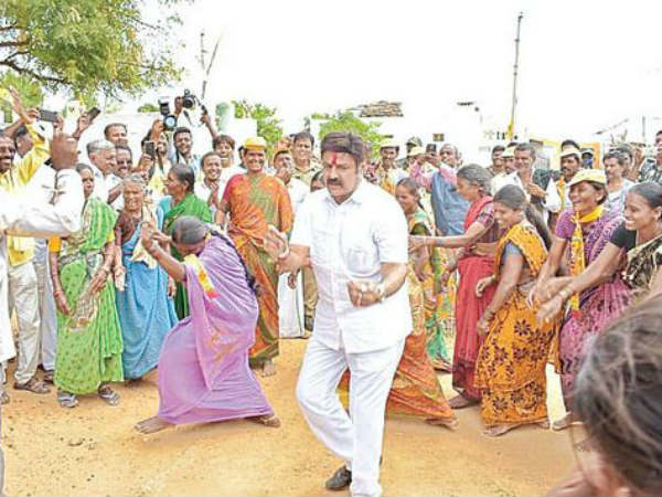 మాయమాటలు చెప్పి..