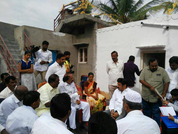 స్థానికులతో బాలయ్య