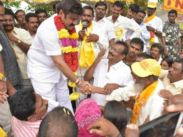 సమస్యలు వింటూ.. మహిళలతో కలిసి నృత్యం