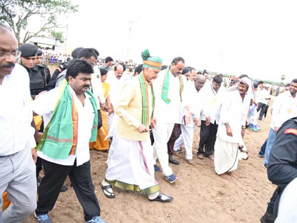 పంచెకట్టుతో...ఏరువాకలో సిఎం